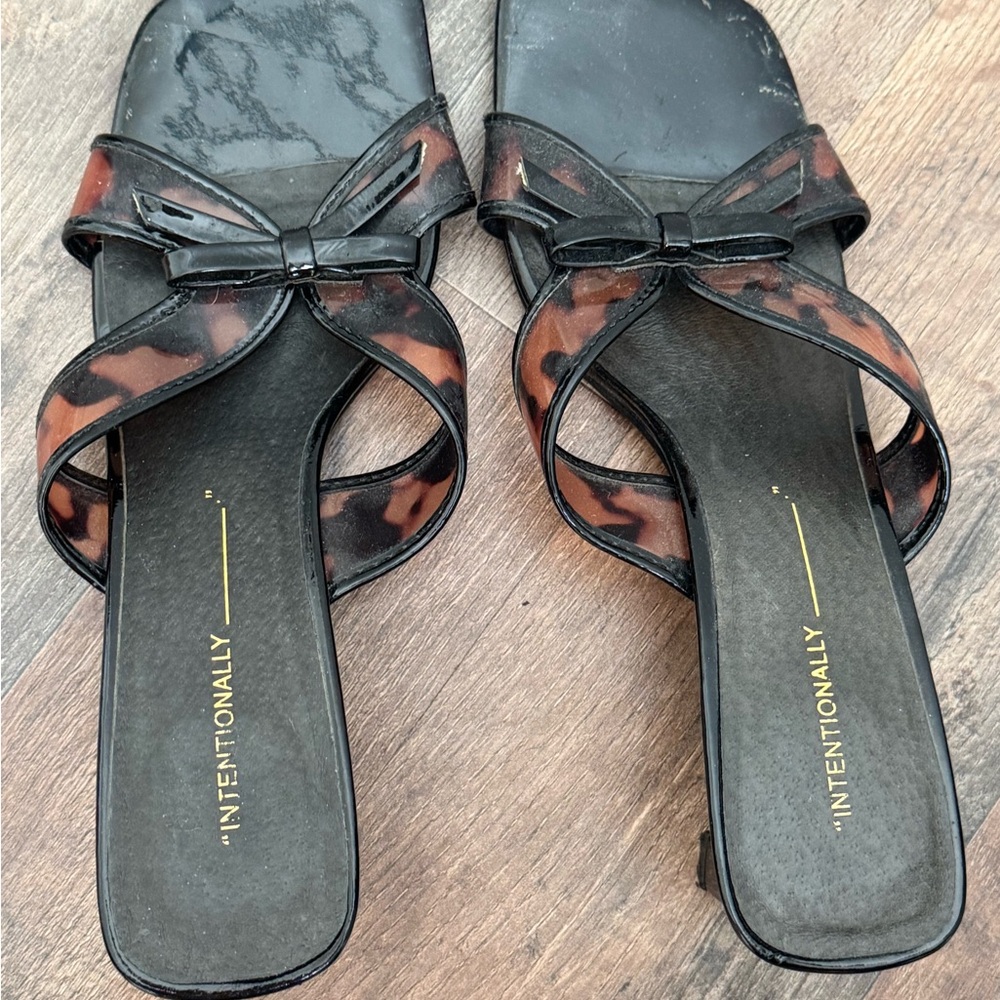 INTENTIONALLY BLANK Black and Brown Bow Sandals